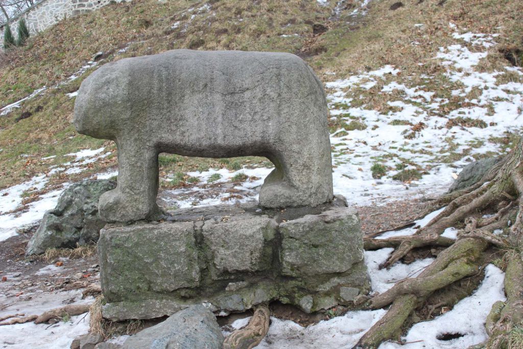 Starożytna rzeźba kultowa "Niedźwiedź" na szczycie Ślęży