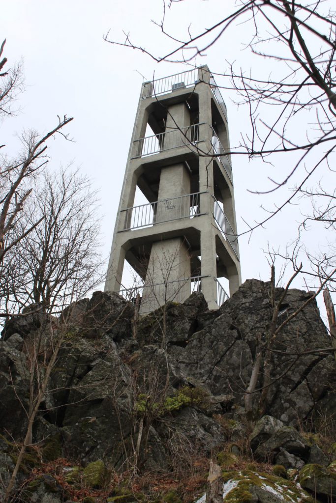 Góra Ślęża, wieża widokowa na Zbójnickich Skałach