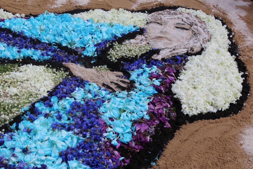 kwiatowy dywana z wizerunkiem Matki Boskiej